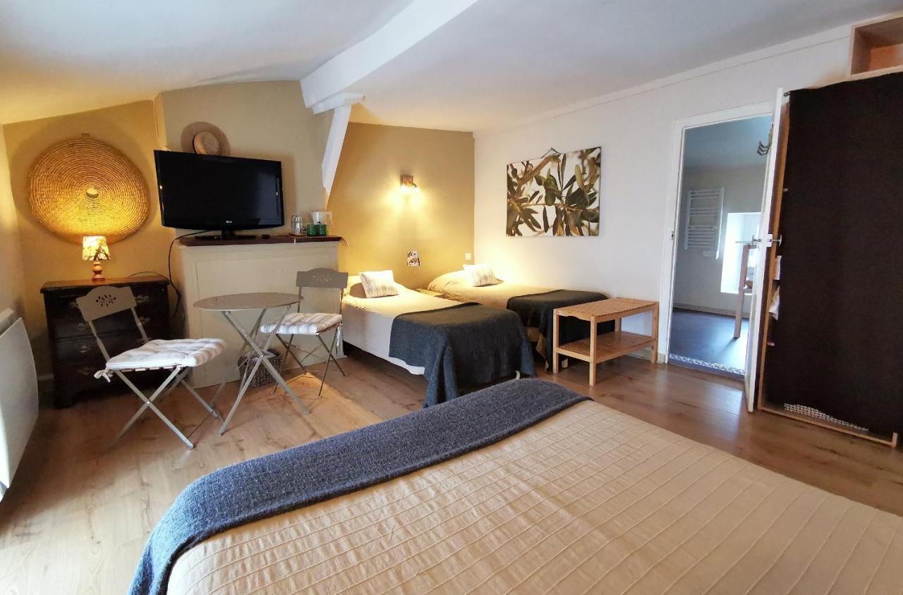 Logis Hotel Restaurant La Barguillere Saint-Pierre-de-Rivière Exteriör bild